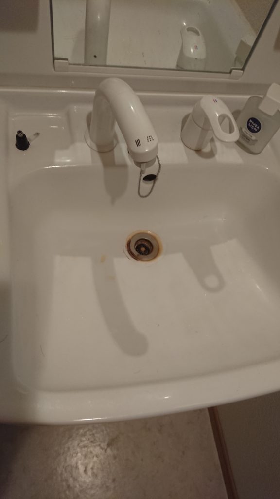須賀川市で洗面所の蛇口水漏れ修理を行いました。