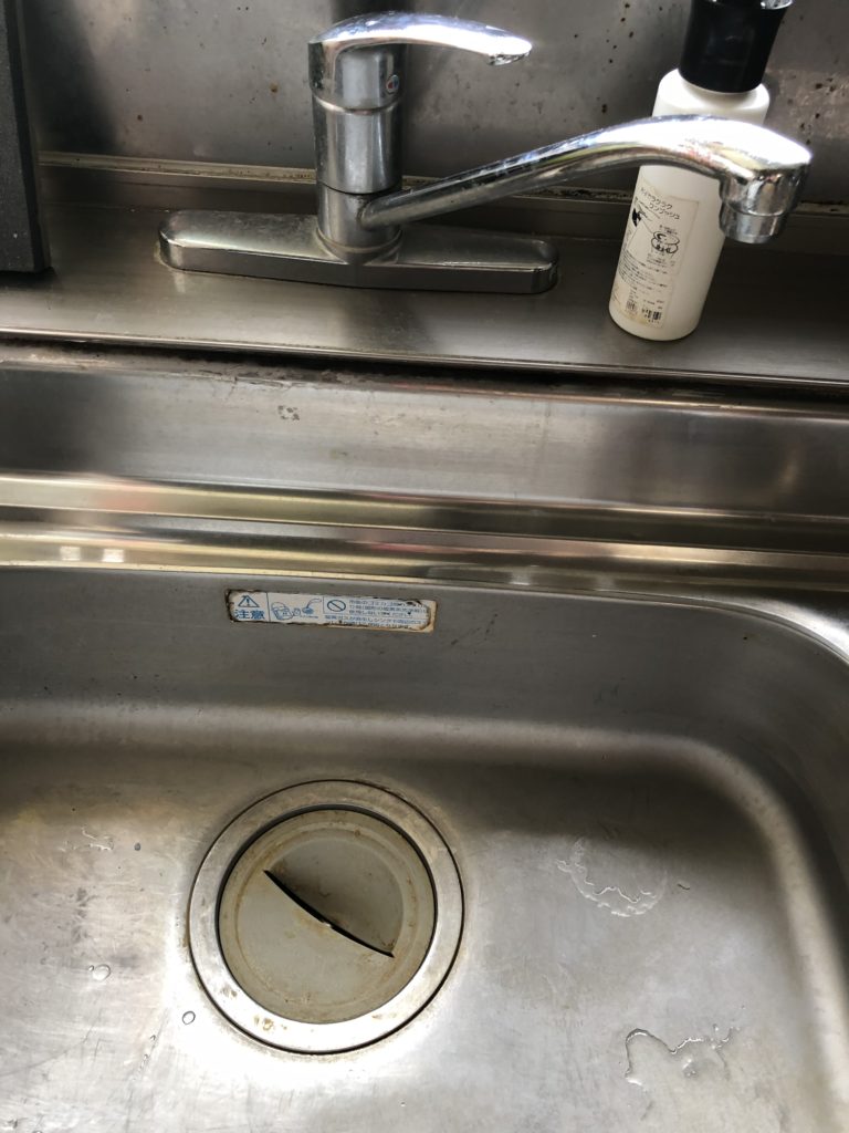 白河市で台所の収納内で水漏れしているのを修理しました。