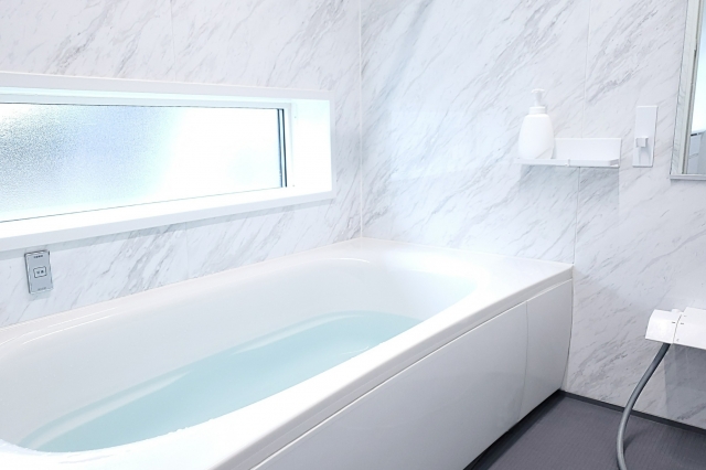 浴槽塗装はリフォームより費用が安い？費用とバリエーションを解説します。